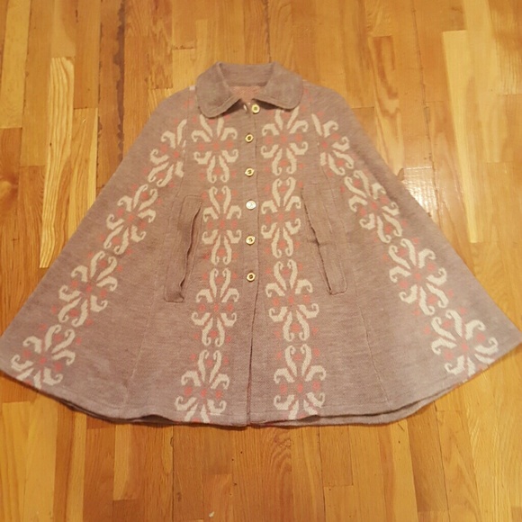 TRENDING!NWT$188 Anthropologie Flower Sweater Cape - Picture 2 of 8